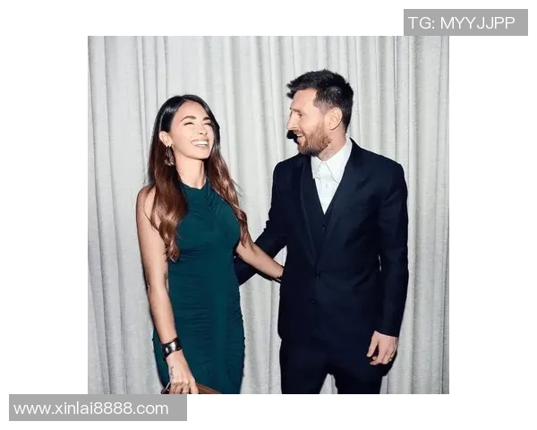 美女与足球明星亲密合影展现运动与魅力的完美结合