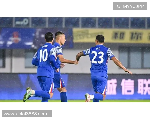 上海足球队比赛经验引发热议球迷对战术选择和球员表现展开激烈讨论