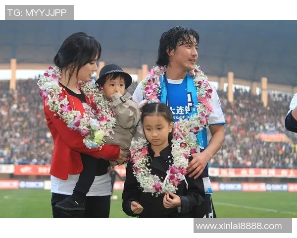 足球明星与妈妈温馨合影展现亲情与荣耀的完美结合